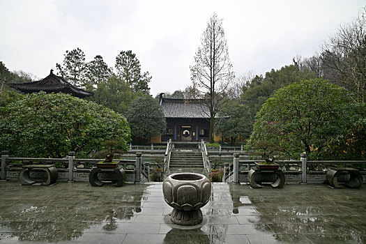 雨中的高丽寺广场