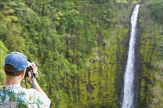 后视图,一个,男人,拍照,瀑布,阿卡卡瀑布,阿卡卡瀑布州立公园,夏威夷,美国