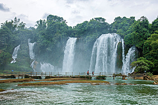 广西德天大瀑布越南一侧的越南板约瀑布