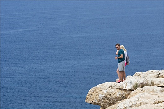 两个人,看,海洋,岩石,悬崖