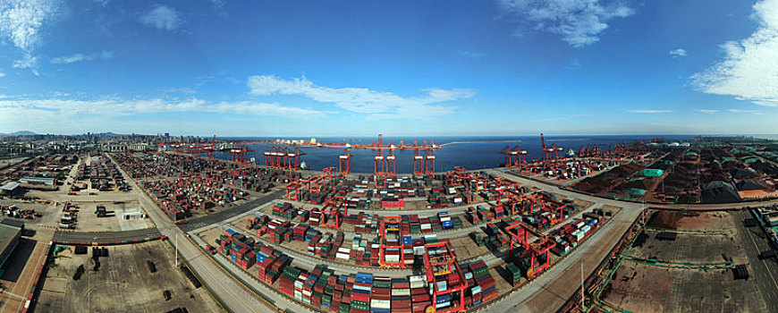 航拍蓝天白云下的港口集装箱码头,繁忙有序秩序井然