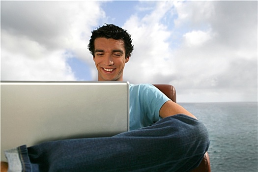 头像,微笑,男人,坐,扶手椅,笔记本电脑,海洋