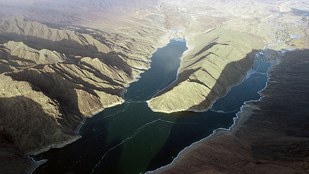 新疆哈密石城子水库,隐藏在天山里的一抹松石蓝