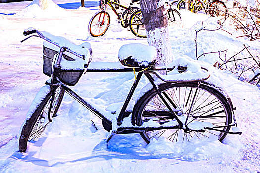 大雪掩埋的自行车