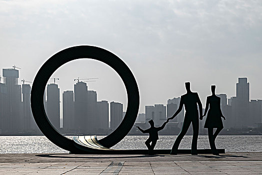 武汉汉口江滩公园雕像,一家三口牵手