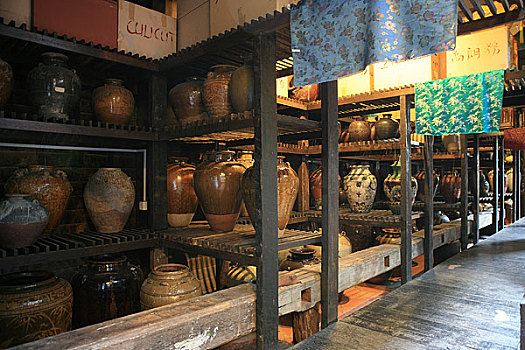 马来西亚,马六甲城是马来西亚最古老的历史名城,建于1403年,这是城里的郑和茶馆里收藏的瓷器