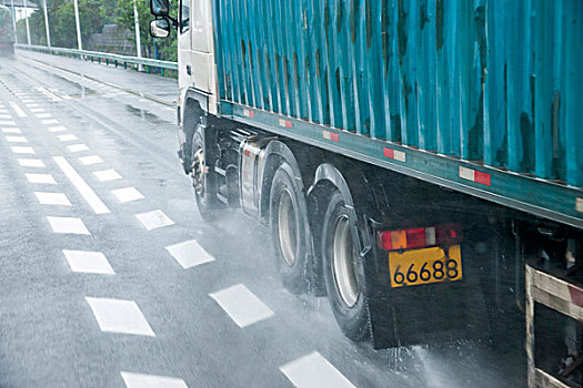 重庆至长沙在雨中g73高速公路上的大货车