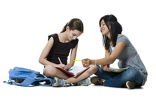 两个女孩,坐,双腿交叉,家庭作业