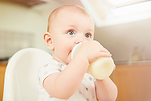 男婴,坐,高脚椅,喝,牛奶,瓶子