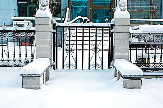 门前雪景