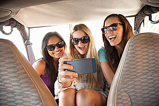 三个女人,年轻,智能手机,后座,汽车