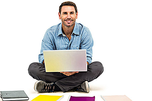 男青年,坐在地板上,使用笔记本,便笺,地板,白色背景,显示屏