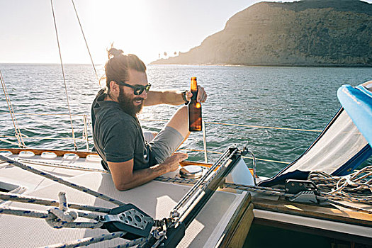 男人,放松,啤酒,帆船,圣地亚哥湾,加利福尼亚,美国