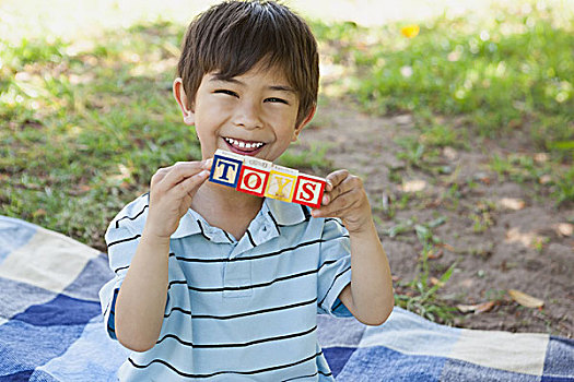 高兴,男孩,拿着,方形,字母,玩具,公园
