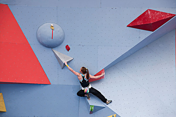 2013世界杯,中国,重庆,攀岩赛在重庆市大渡口区拉开帷幕,来自俄罗斯,法国,德国,韩国等57个国家和地区的运动员正在进行女子攀岩赛比赛