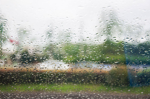 下雨天玻璃上的雨滴以及朦胧的背景