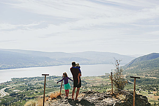父亲,女儿,站立,石头,石台,远眺,湖,不列颠哥伦比亚省,加拿大