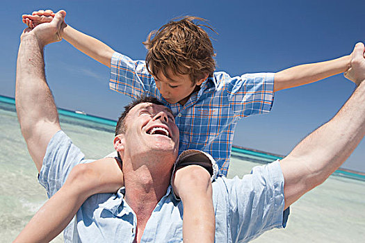 男孩,肩扛,父亲,海滩,马略卡岛,西班牙