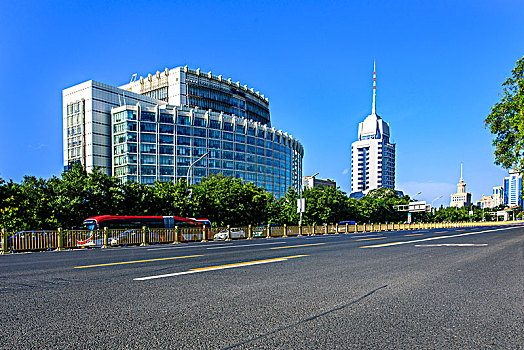 西长安街的城市建筑及路面