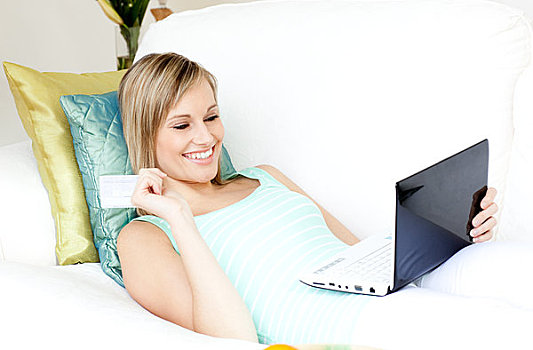 高兴,女人,网上购物,躺着,沙发