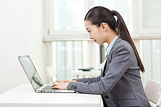 商务女士使用笔记本电脑
