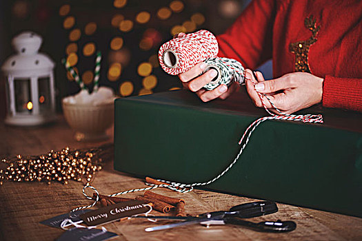 女人,包装,圣诞礼物,细绳