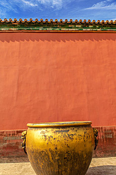 北京故宫红墙与鎏金铜缸