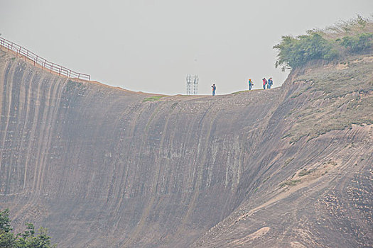 山,丹霞,游人,坡顶,驴友,旅行,地质公园,丹霞地貌,灌木,树,草,水潭,素材,平面设计