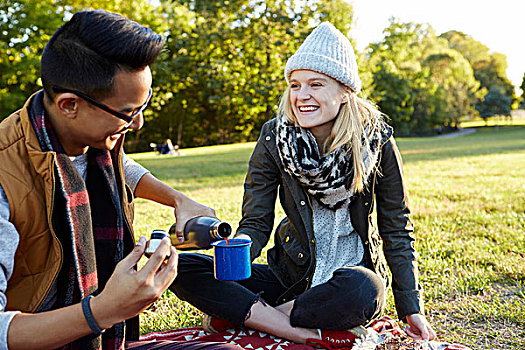 情侣,倒出,咖啡,长颈瓶,野餐毯,公园