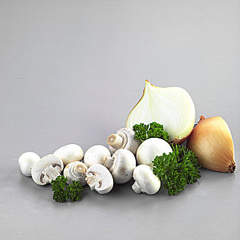 按钮蘑菇,欧芹,一半的洋葱