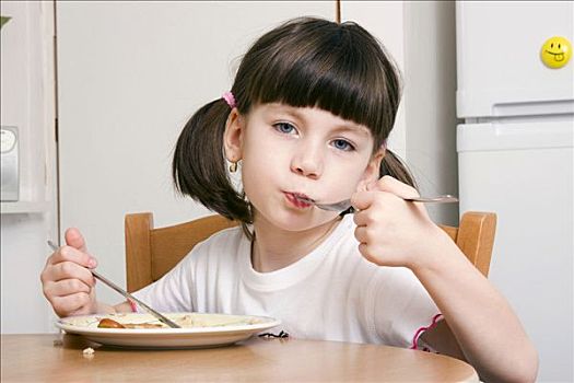 吃饭,小女孩,6岁,刀,叉子