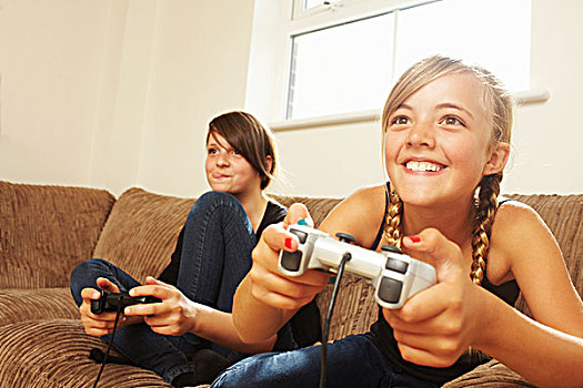两个女孩,玩,电子游戏