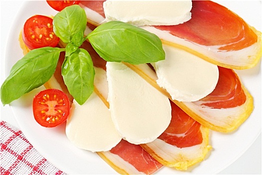 切片,意大利熏火腿,白干酪,罗勒,西红柿