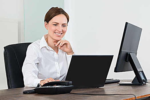 职业女性,工作,笔记本电脑,台式电脑