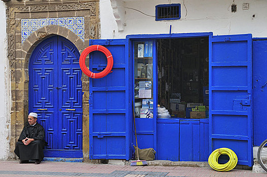 男人,坐,正面,蓝色,门,靠近,五金店,苏维拉,摩洛哥,非洲