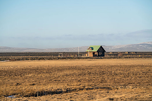 冰岛冬季草原和农场里的小屋