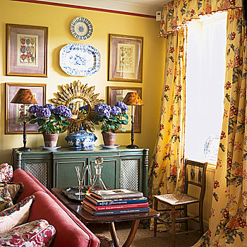 特写,传统,黄色,起居室,帘,涂绘,餐具柜,木桌