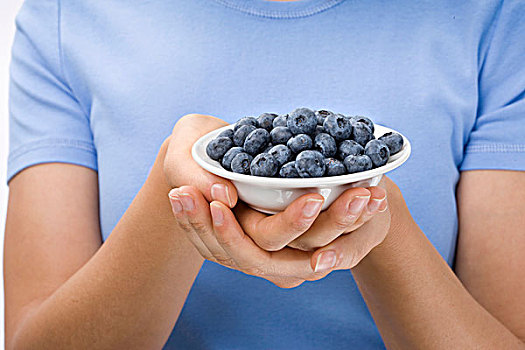 女人,穿,蓝衬衫,拿着,碗,新鲜,蓝莓