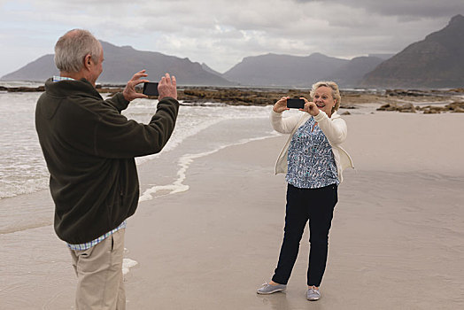 老年,夫妻,照相,相互,手机,海滩