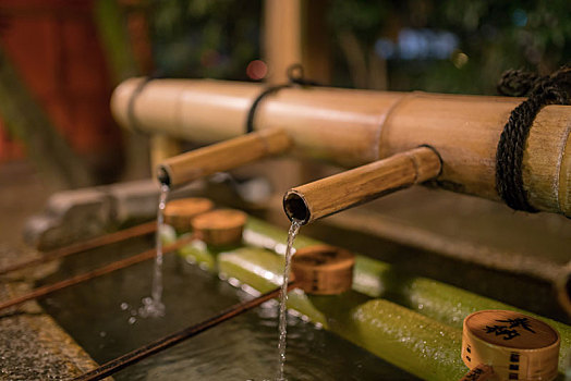 日本寺庙洗手池,京都八坂神社入口洗手池特写