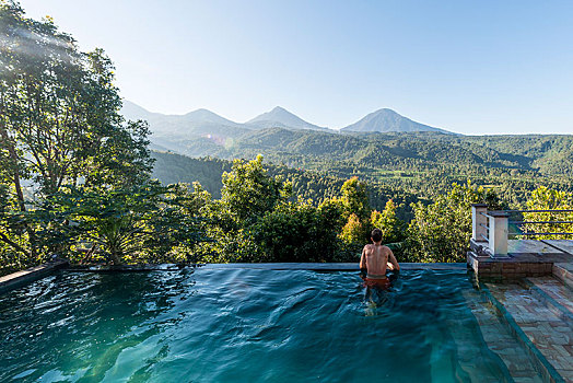男人,看,上方,风景,游泳池,巴厘岛,印度尼西亚,亚洲