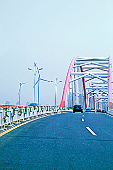 公路桥和风力发电车