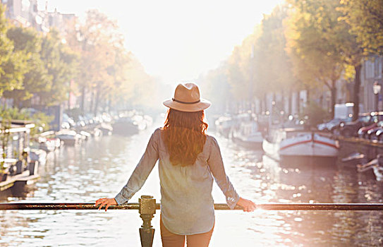 女人,戴着,帽子,看,晴朗,秋天,运河,风景,阿姆斯特丹