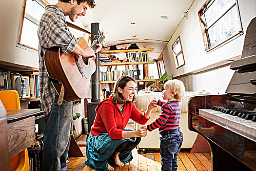 家庭,男婴,生活方式,驳船,弹吉他,跳舞