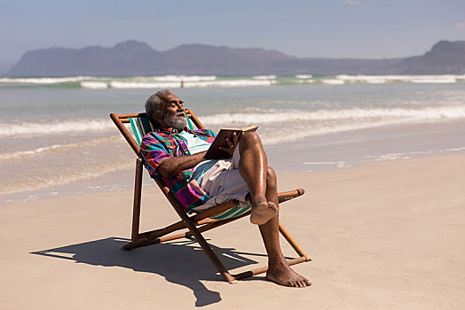 老人,放松,沙滩椅,读,书本,海滩