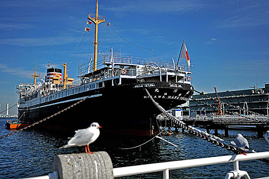 横滨港口水上餐厅,由旧轮船改建而成,已成为横滨港的一道风景线