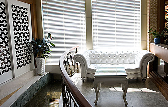 现代,白色,沙发,桌子,靠近,窗户,阳光,百叶窗