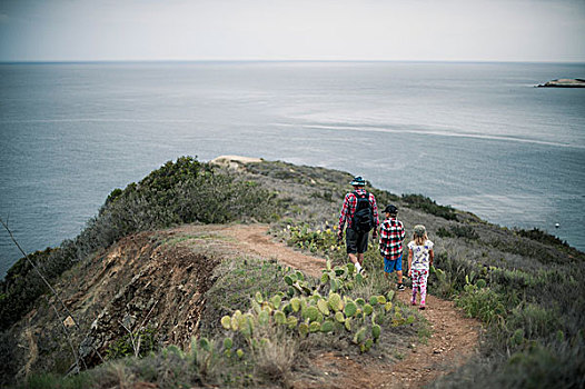 父亲,两个孩子,小路,沿岸,悬崖