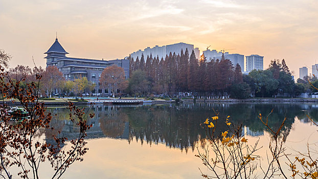 南京绣球公园湖景风光