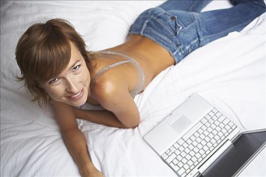 女人,床,笔记本电脑